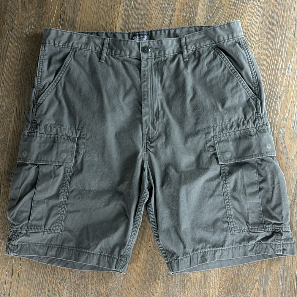 LEVI STRAUSS & CO.™️ Men's Size 38 Gray Flat Front Cargo Shorts